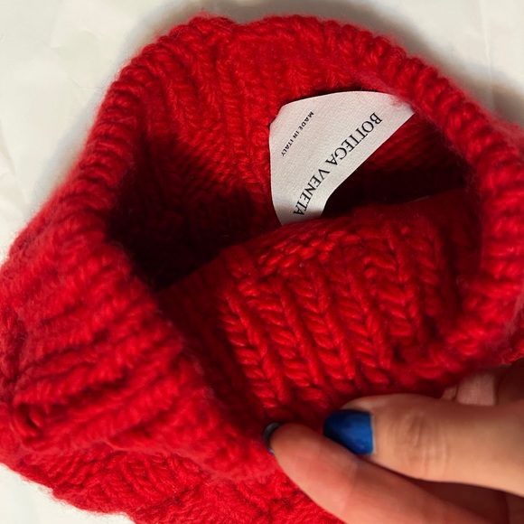 BOTTEGA VENETA RED WOOL BEANIE - Picture 3 of 13